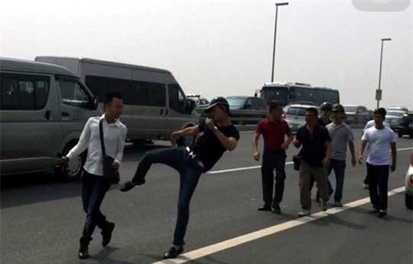 Phóng viên tác nghiệp bị Công an cản trở, tung chưởng vào mặt - Ảnh 2.