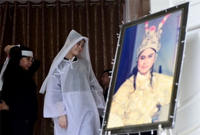 Nghe si va lanh dao TP.HCM den vieng NSND Thanh Tong hinh anh 6