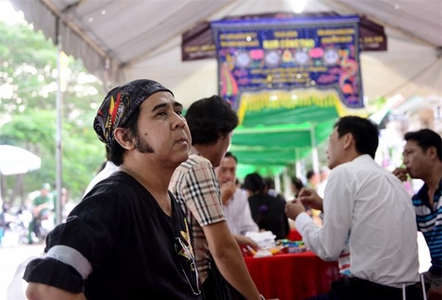 Nghe si va lanh dao TP.HCM den vieng NSND Thanh Tong hinh anh 17