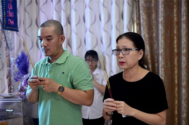 Nghe si va lanh dao TP.HCM den vieng NSND Thanh Tong hinh anh 19