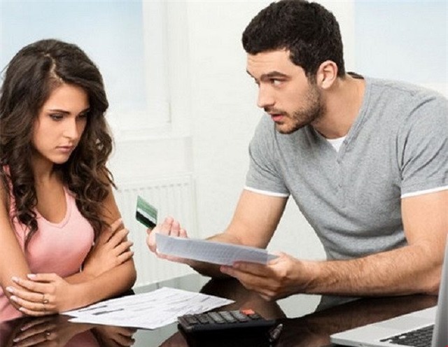 gia đình, keo kiệt, chồng bủn xỉn, vợ chồng, bố đẻ, tra tấn,