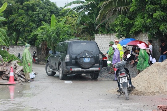 Lực lượng điều tra của Cục Cảnh sát Hình sự, Bộ Công an có mặt tại hiện trường vào trưa 24-9