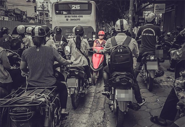 Người phụ nữ đi xe máy đỏ khiến cả cộng đồng mạng chào thua - Ảnh 1.
