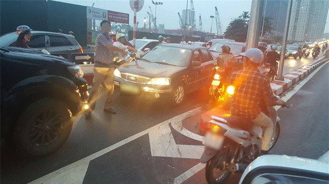 Người phụ nữ đi xe máy đỏ khiến cả cộng đồng mạng chào thua - Ảnh 2.