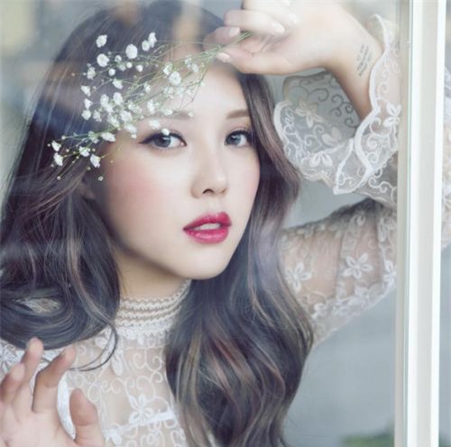 20 phong cach trang diem dep giup chi em tre ra chuc tuoi - 1