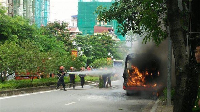 Hà Nội: Xe buýt đột ngột bốc cháy dữ dội, 20 hành khách hoảng loạn - Ảnh 1.