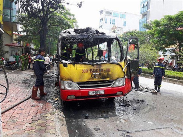 Hà Nội: Xe buýt đột ngột bốc cháy dữ dội, 20 hành khách hoảng loạn - Ảnh 3.