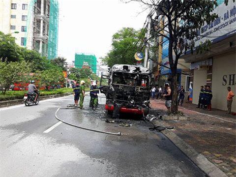 Hà Nội: Xe buýt đột ngột bốc cháy dữ dội, 20 hành khách hoảng loạn - Ảnh 4.