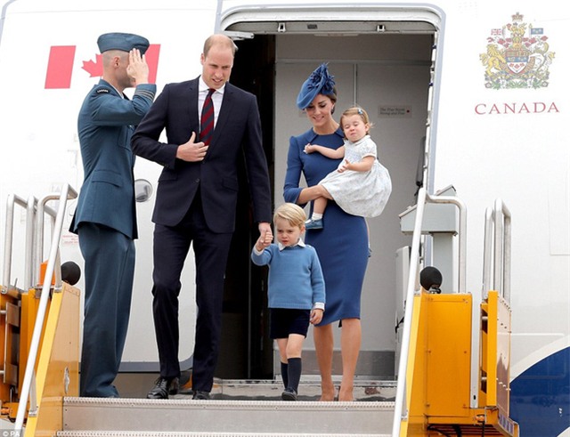 Hoàng tử nhí Anh Quốc cùng em gái nổi bật tại sân bay trong chuyến thăm Canada với cha mẹ - Ảnh 1.