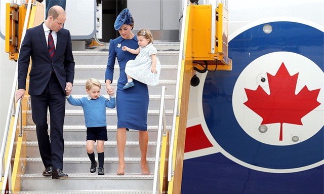 Hoàng tử nhí Anh Quốc cùng em gái nổi bật tại sân bay trong chuyến thăm Canada với cha mẹ - Ảnh 2.