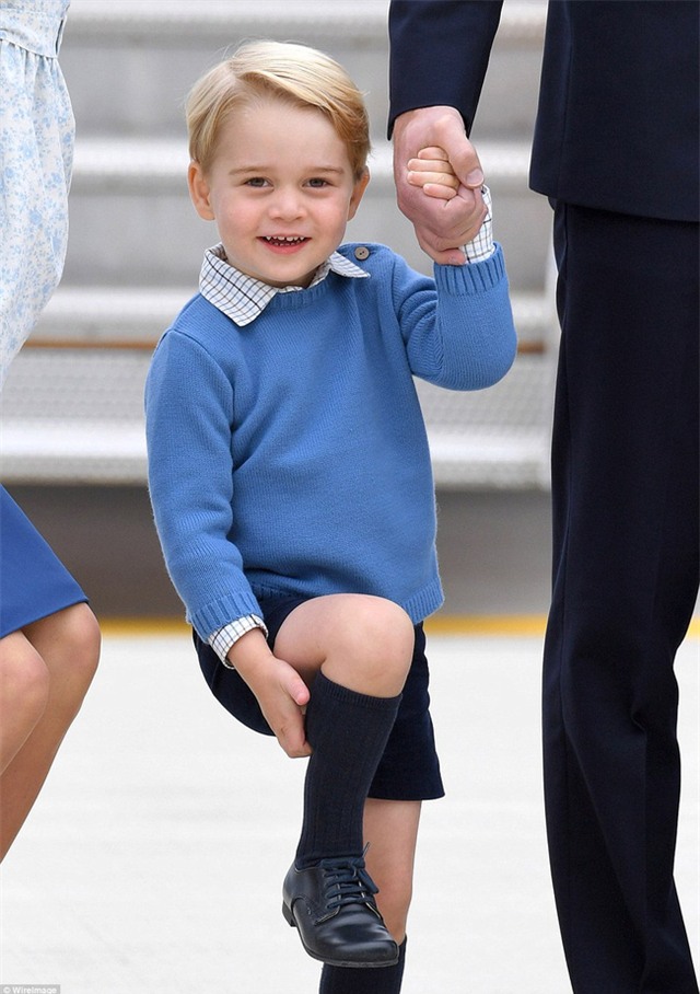 Hoàng tử nhí Anh Quốc cùng em gái nổi bật tại sân bay trong chuyến thăm Canada với cha mẹ - Ảnh 5.
