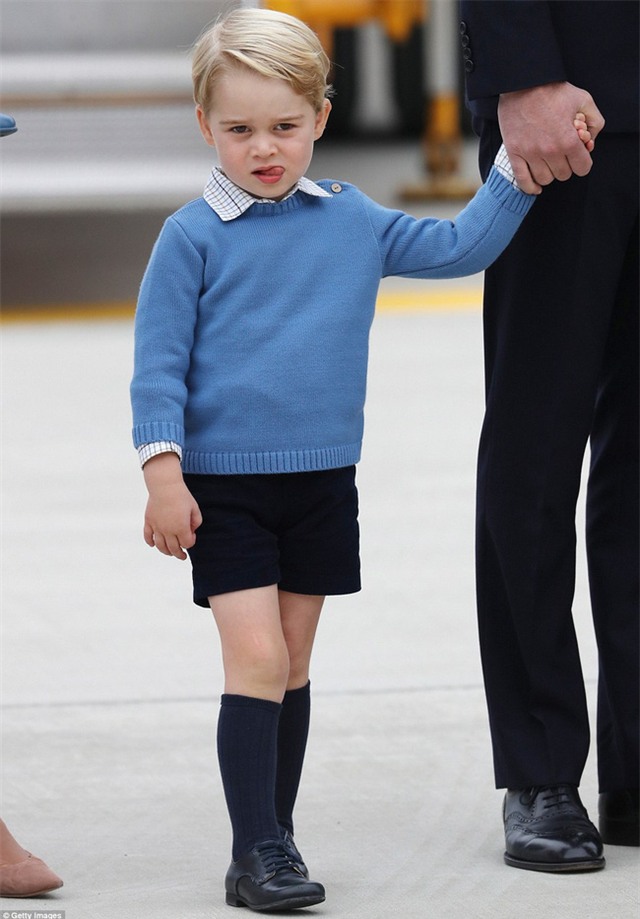 Hoàng tử nhí Anh Quốc cùng em gái nổi bật tại sân bay trong chuyến thăm Canada với cha mẹ - Ảnh 6.