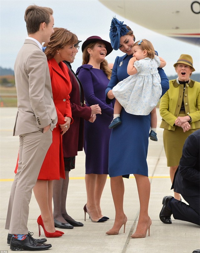 Hoàng tử nhí Anh Quốc cùng em gái nổi bật tại sân bay trong chuyến thăm Canada với cha mẹ - Ảnh 8.