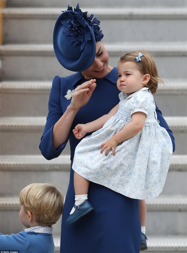 Hoàng tử nhí Anh Quốc cùng em gái nổi bật tại sân bay trong chuyến thăm Canada với cha mẹ - Ảnh 10.