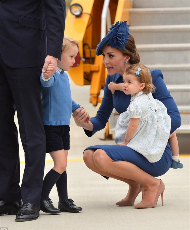 Hoàng tử nhí Anh Quốc cùng em gái nổi bật tại sân bay trong chuyến thăm Canada với cha mẹ - Ảnh 11.