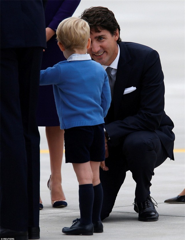 Hoàng tử nhí Anh Quốc cùng em gái nổi bật tại sân bay trong chuyến thăm Canada với cha mẹ - Ảnh 9.