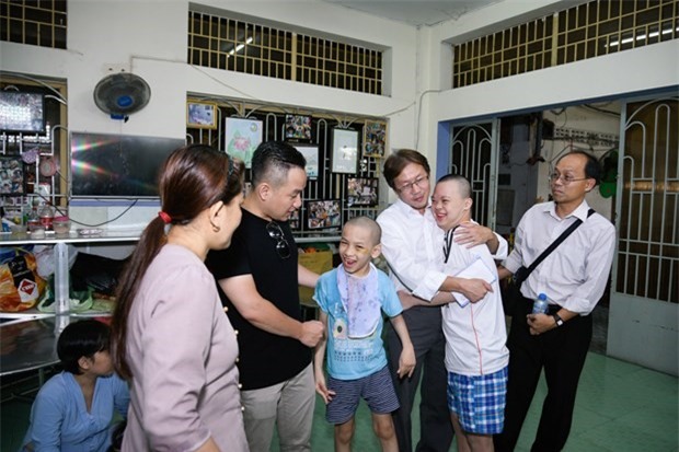 Tro cot Minh Thuan duoc dat canh me ruot hinh anh 2