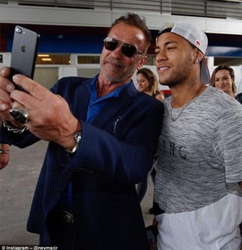 Neymar phan khich chup anh tu suong voi Ke huy diet hinh anh 2