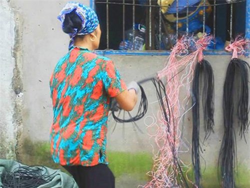 nghề lạ, mưu sinh, có một không hai, Việt Nam, thu nhập, săn gián đêm, ngồi cho muỗi đốt, bồng heo thuê, buôn lá tre, bán nước biển