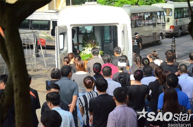 Trước giờ đưa bé ra đài hóa thân hoàn vũ, nghĩa trang Văn Điển, Hà Nội, rất nhiều người gào khóc bày tỏ sự thương tiếc.