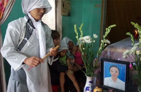 Anh Ngô Văn Đức đau đớn bên quan tài của chị Hiếu