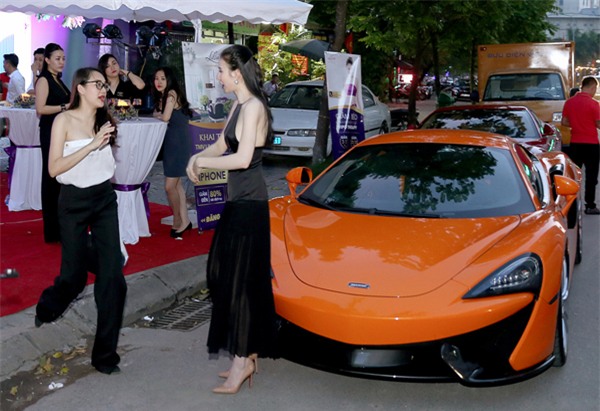 ngoc-thach-di-event-bang-sieu-xe-6-ty-cua-chong-4