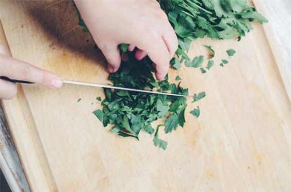 Dap mat na rau mui tay vai lan da se trang min nhu su