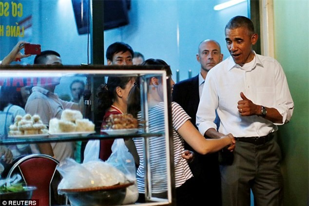 Đầu bếp Mỹ hé lộ lý do đưa ông Obama đi ăn bún chả - Ảnh 1.