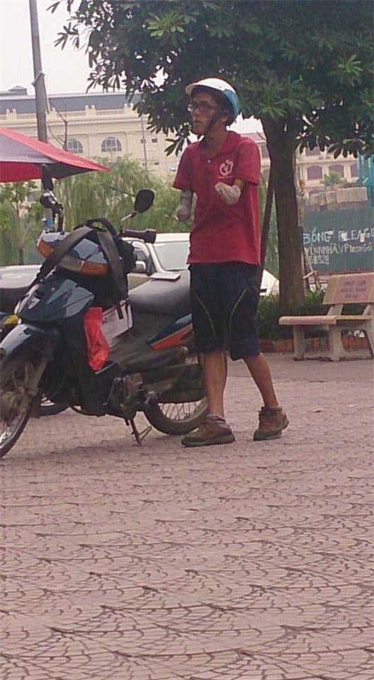 chàng shipper cụt tay đầy nghị lực