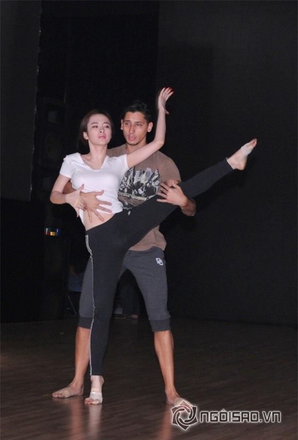 Angela Phương Trinh bay lơ lửng trên vai trai Tây 2