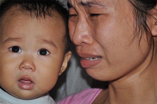 Không có tiền để đến viện chữa nữa, chị Nghĩa sợ chồng sẽ không trụ được trong thời gian tới.