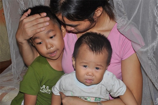 3 mẹ con bất lực không biết làm sao để cứu bố?