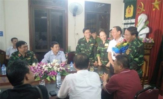 Thứ trưởng Lê Quý Vương (đứng, áo trắng) Khen thưởng nóng ban chuyên án