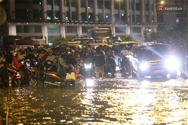 Khổ như dân công sở Sài Gòn ngày mưa lịch sử: cước Uber tăng gấp 5, 10h đêm vẫn chờ nước rút - Ảnh 4.