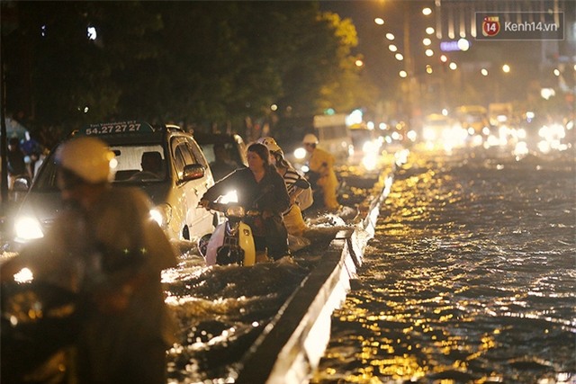 Khổ như dân công sở Sài Gòn ngày mưa lịch sử: cước Uber tăng gấp 5, 10h đêm vẫn chờ nước rút - Ảnh 5.