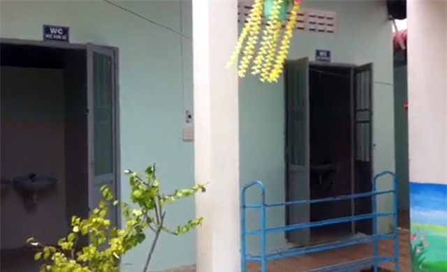 Nhà vệ sinh của nhà trường chưa đầy 30m2 nhưng kinh phí xây dựng lên đến 700 triệu đồng.