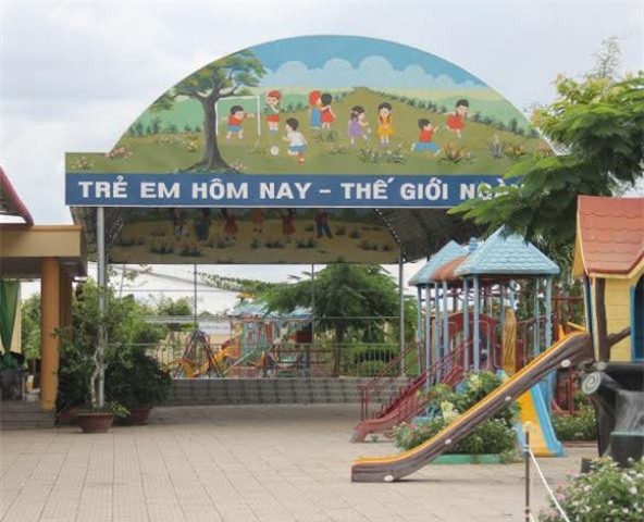 Sân khấu của trường mầm non Trường Phú cũng chỉ 30m2, xây dựng rất sơ sài nhưng ngốn hết số tiền nửa tỷ đồng.