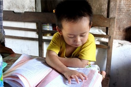 Cau be 3 tuoi biet doc bao, hat karaoke hinh anh 1