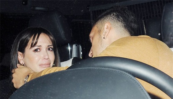 Cảnh tượng khó coi của Ozil và bạn gái trong ô tô riêng - Ảnh 1.