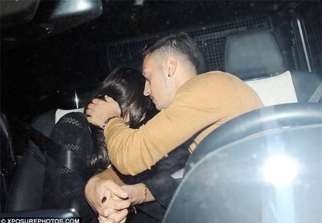 Cảnh tượng khó coi của Ozil và bạn gái trong ô tô riêng - Ảnh 2.