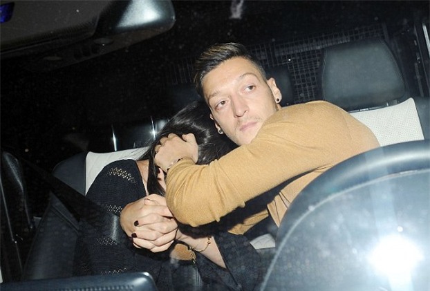 Cảnh tượng khó coi của Ozil và bạn gái trong ô tô riêng - Ảnh 3.