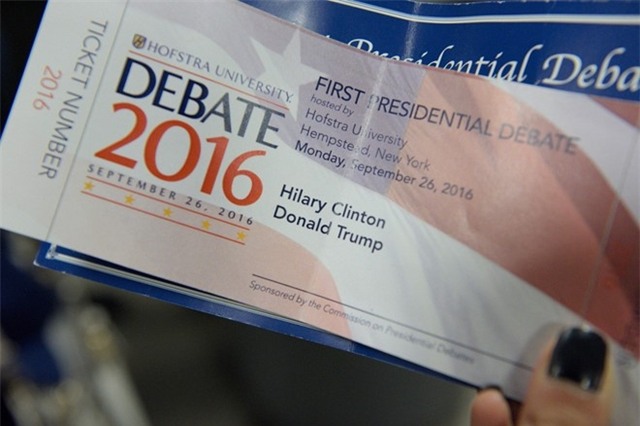 Clinton va Trump buoc vao cuoc tranh luan nay lua hinh anh 3