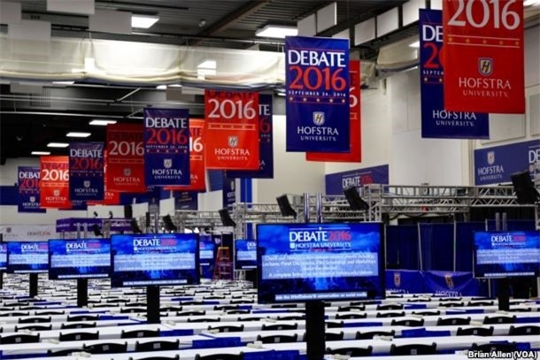 Clinton va Trump buoc vao cuoc tranh luan nay lua hinh anh 2