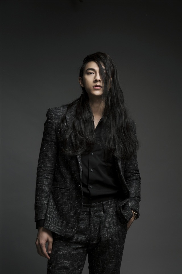 Để tóc dài hoang dại, nam thần Isaac làm fan khóc thét - Ảnh 1.