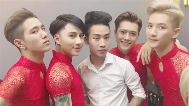 4 anh chàng mặc áo dài đỏ làm lễ tân ở Hà Nội gây tranh cãi - Ảnh 2.