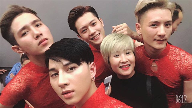 4 anh chàng mặc áo dài đỏ làm lễ tân ở Hà Nội gây tranh cãi - Ảnh 3.