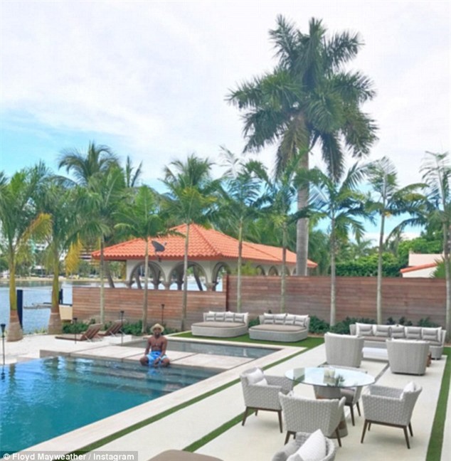 Mayweather lại khoe cuộc sống vương giả tại biệt thự triệu đô - Ảnh 1.