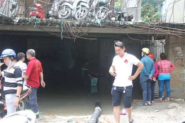 Hầm xe trên đường Nguyễn Siêu vẫn ngập nặng sau trận mưa lớn lịch sử