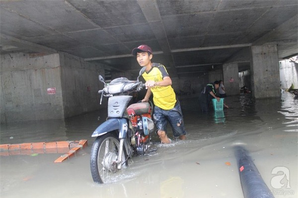 Hầm xe trên đường Nguyễn Siêu vẫn ngập nặng sau trận mưa lớn lịch sử