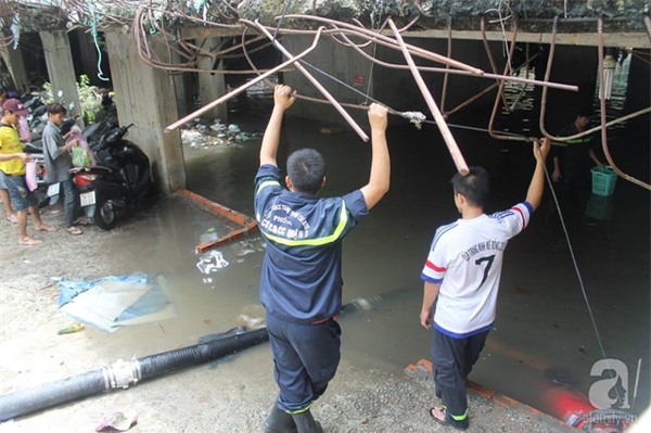 Hầm xe trên đường Nguyễn Siêu vẫn ngập nặng sau trận mưa lớn lịch sử
